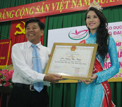 Hoa[-]hậu[-]Đặng[-]Thu[-]Thảo[-]được[-]chào[-]đón[-]nồng[-]nhiệt[-]khi[-]trở[-]về[-]Trường[-]ĐH[-]Tây[-]Đô[-](ảnh:[-]Huỳnh[-]Hải)